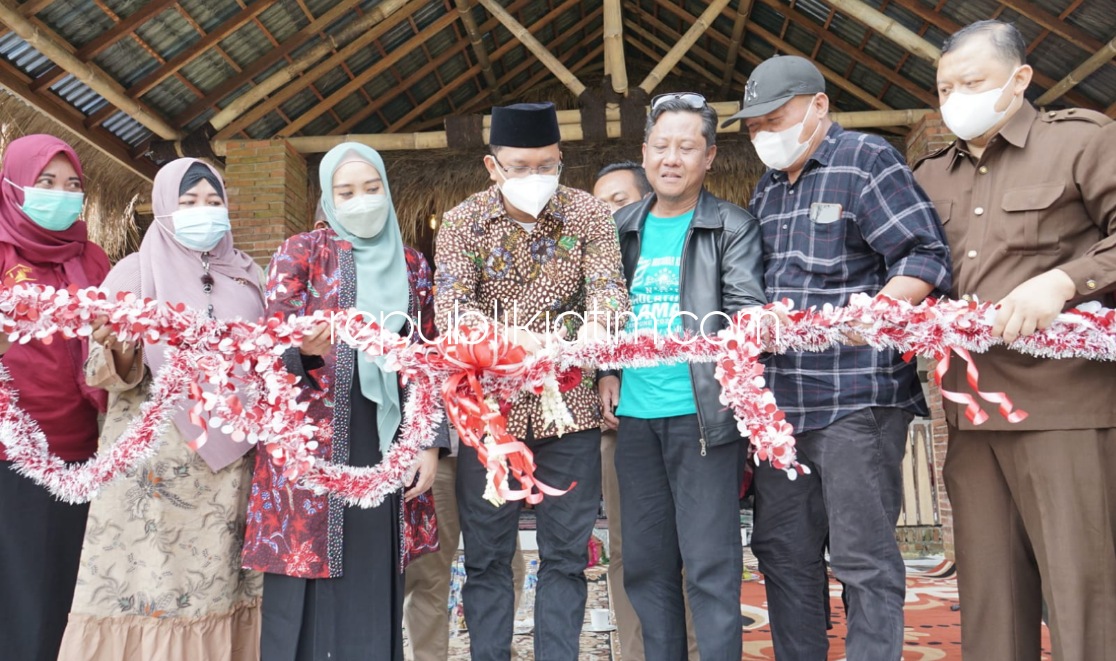 RESMIKAN - Bupati Sidoarjo Ahmad Muhdlor Ali meresmikan Wisata Bumi Tanah Kas Desa (TKD) Kedungsugo, Kecamatan Prambon sebagai taman edukasi dan wisata yang dibangun di atas lahan seluas 1.000 meter persegi, Sabtu (26/12/2021).