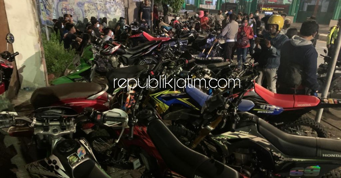 TERJARING - Sekitar 100 pembalap liar yang ada di JL Raya Jenggolo, Sidoarjo dan Porong diamankan petugas Polresta Sidoarjo beserta motornya masing-masing, Sabtu (26/12/2020) dini hari.