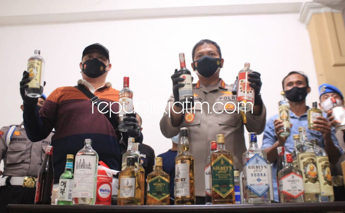 PAMERKAN - Kapolresta Sidoarjo, Kombes Pol Kusumo Wahyu Bintoro memamerkan 1.200 botol miras siap edar yang ditemukan di salah satu Ruko di Perumahan Pondok Mutiara Sidoarjo, Minggu (26/12/2021).