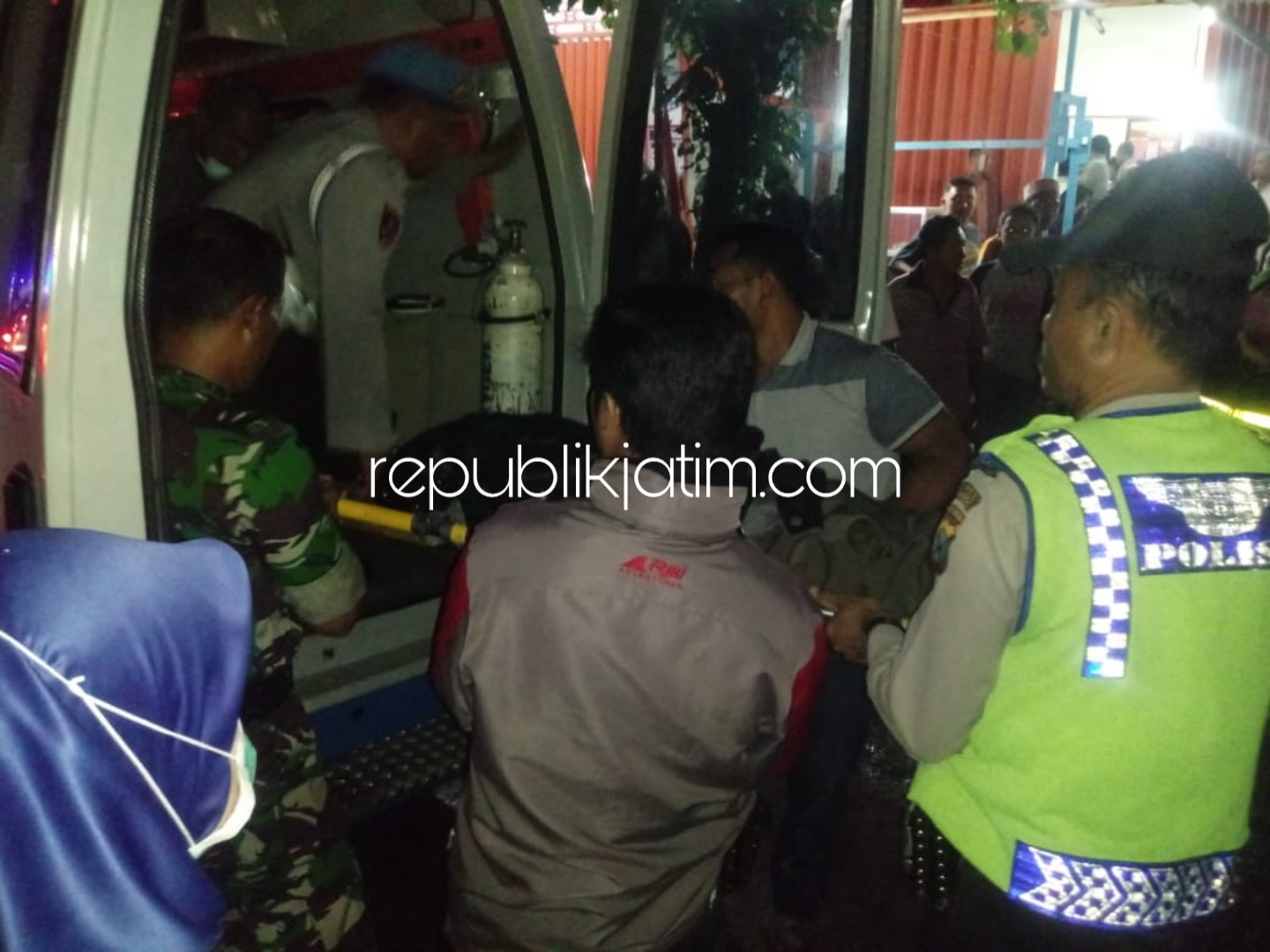 EVAKUASI - Petugas mengevakuasi jenazah Miselan (49) warga Dusun Sawahan, Desa Pulosari, Kecamatan Jambon, Ponorogo yang tewas saat makan ayam goreng, Selasa (25/12/2018) malam.