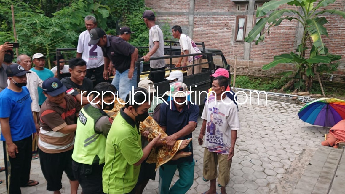 TERSAMBAR - Sejumlah warga mengevakuasi korban tersambar petir, Kusni (60) yang ditemukan tewas saat membajak sawah milik Hadi Rubani warga Dusun Plebon, Desa Carangrejo, Kecamatan Sampung, Ponorogo, Minggu (26/12/2021). 