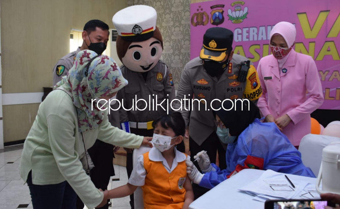 VAKSIN - Kapolresta Sidoarjo Kombes Pol Kusumo Wahyu Bintoro dan Ketua Pengurus Kemala Bhayangkari Cabang Kota Sidoarjo Ny Maya Kusumo menyaksikan vaksinasi 100 dosis anak usia 6 - 11 tahun di Gedung Bharadaksa Polresta Sidoarjo, Senin (27/12/2021).
