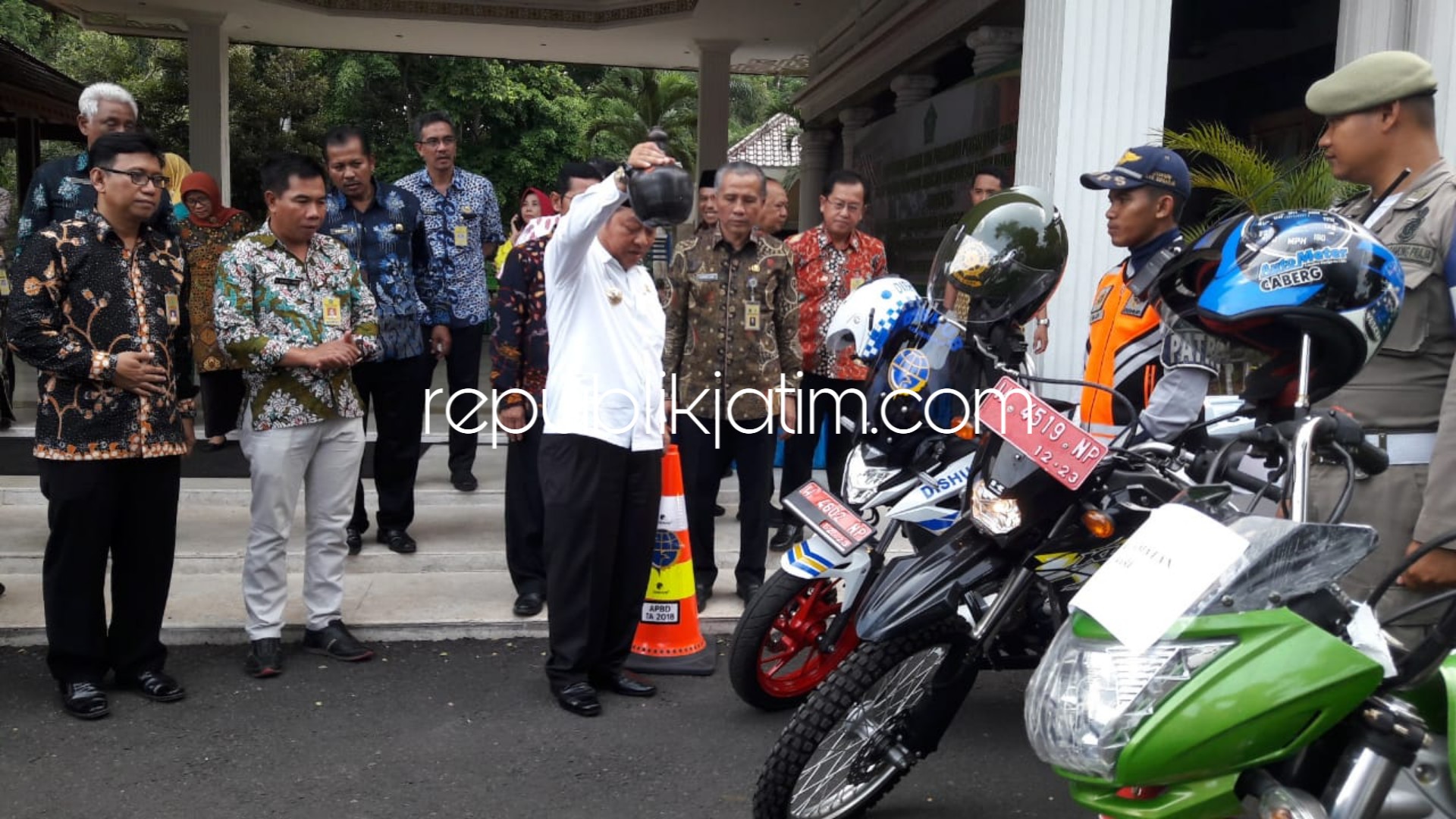 OPERASIONAL - Bupati Sidoarjo, Saiful Ilah meresmikan puluhan kendaraan operasional untuk sejumlah OPD di lingkungan Pemkab Sidoarjo di Pendopo Delta Wibawa, Kamis (27/12/2018).
