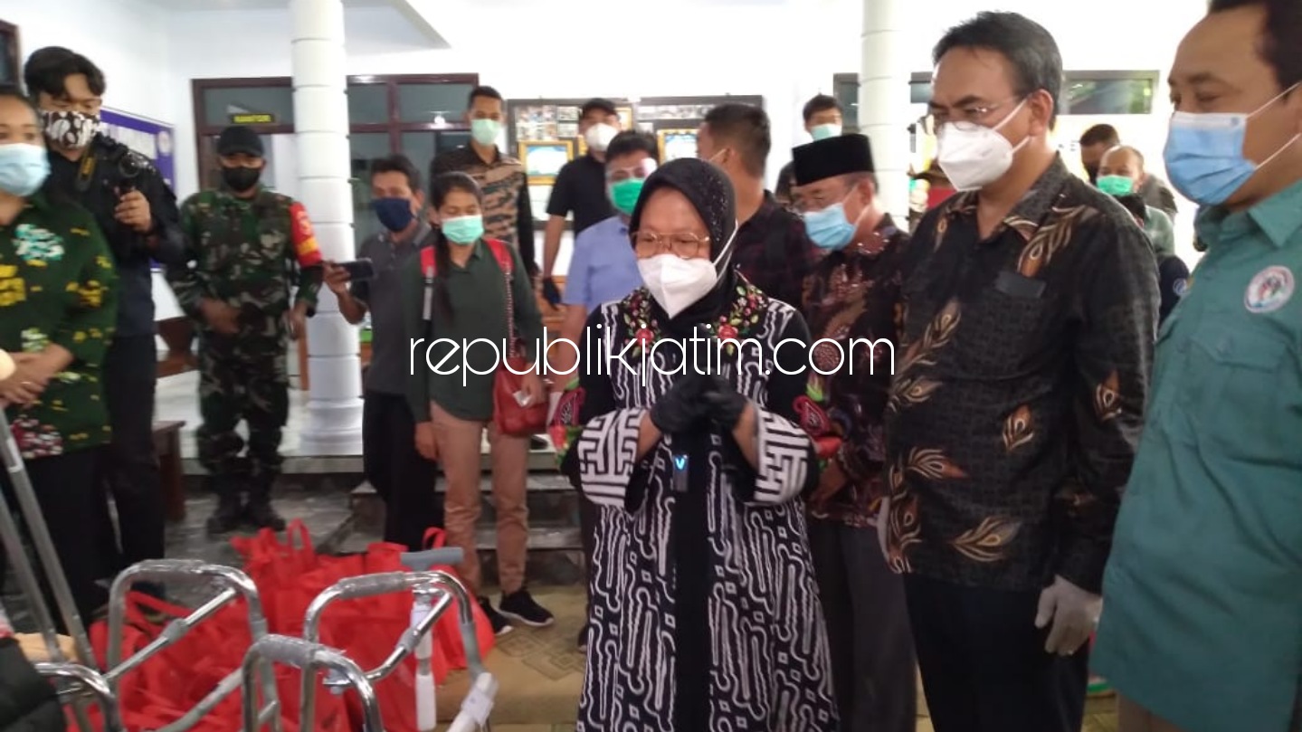 KUNJUNGAN - Menteri Sosial RI Tri Rismaharini di tengah penyandang disabilitas (berkebutuhan khusus) di Desa Krebet, Kecamatan Jambon, Ponorogo, Minggu (27/12/2020).