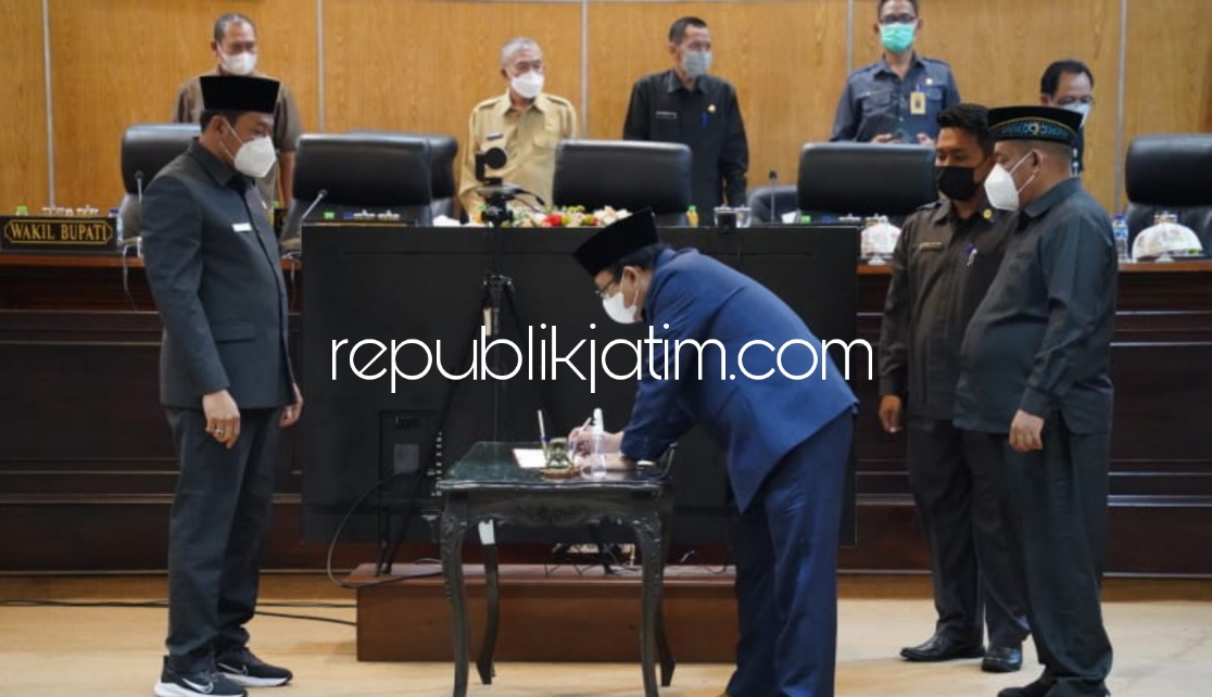 PERDA PILKADES - Wabup Sidoarjo, Subandi dan Ketua DPRD Sidoarjo, Usman menandatangani nota kesepakatan Perda Pilkades Serentak Tahun 2022 usai disepakati anggota dan pimpinan dewan, Senin (27/12/2021) sore.