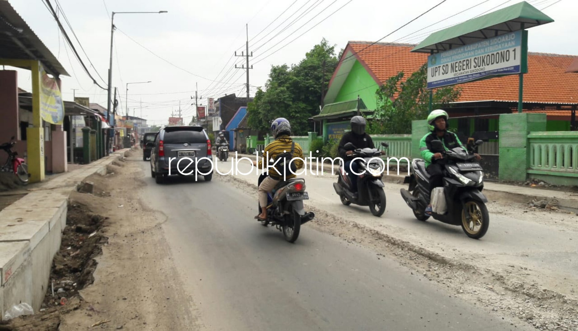 BELUM RAMPUNG - Salah satu proyek pemgecoran JL Raya Sukodono, Kecamatan Sukodono, Sidoarjo bernilai miliaran rupiah yang belum selesai pekerjaannya dan kerap memicu kecamatan setiap pagi dan sore, Kamis (27/12/2018).