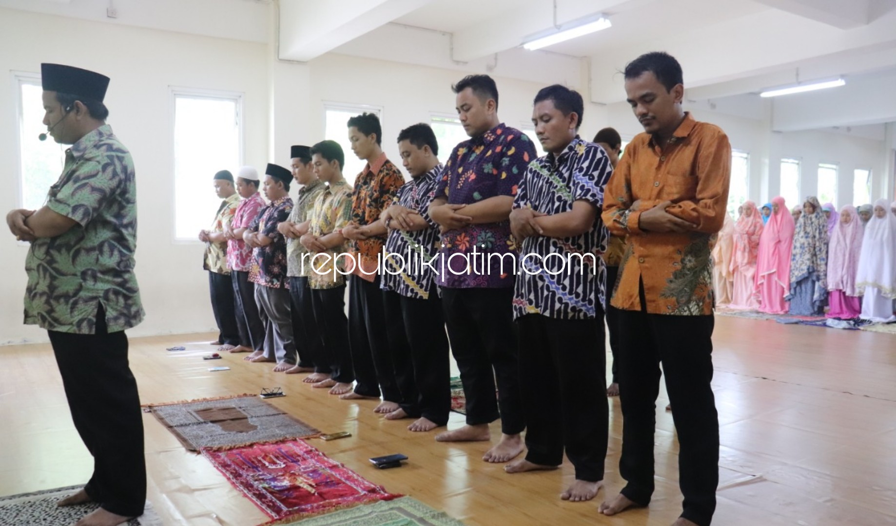 SALAT GERHANA - Puluhan guru dan karyawan KB-TK, SD, SMP dan SMA Al Muslim JL Raya Wadungasri, Kecamatan Waru, Sidoarjo sholat gerhana matahari disela-sela acara pengembangan kapasitas kompetensi pembelajaran di Aula SMA Al Muslim, Kamis (26/12/2019).