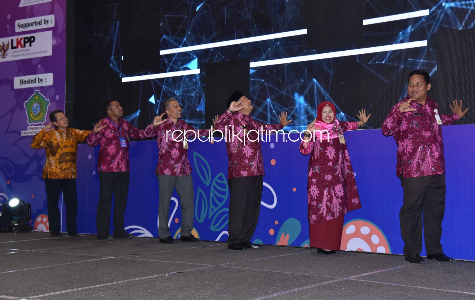 PEMBUKAAN - Bupati Sidoarjo, Saiful Ilah membuka Sidoarjo Procurement Expo dan Conference (SPEC) 2019 untuk membuka wawasan atas pengadaan barang jasa di Mall Pelayanan Publik (MPP) JL Lingkar Timur, Sidoarjo 26 sampai 27 Desember 2019, Kamis (26/12/2019)