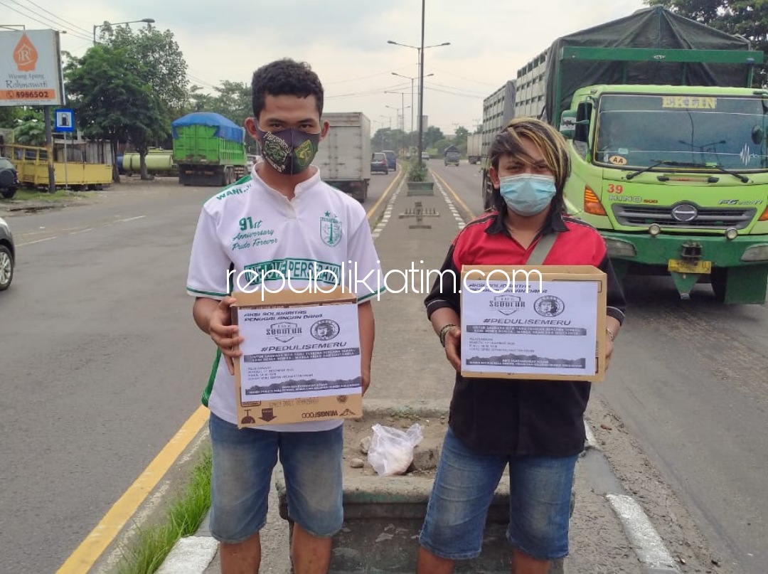 GALANG DANA - Komunitas Info Masyarakat Krian (IMK) dan Bonek Krian menggalang dana untuk korban letusan Gunung Semeru di Lumajang, Minggu (27/12/2020).