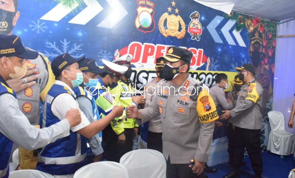 CEK - Kapolresta Sidoarjo Kombes Pol Kusumo Wahyu Bintoro mengecek kesiapan sejumlah Pos Pam dan Pos Yan Operasi Lilin Semeru 2021, Senin (27/12/2021) petang.