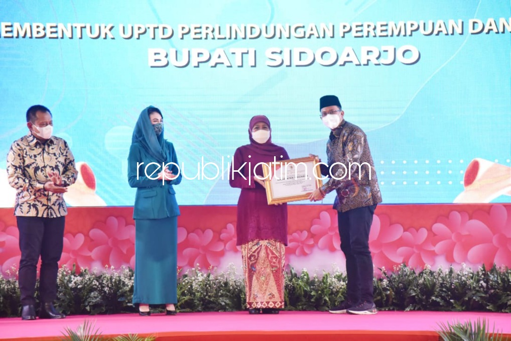 PENGHARGAAN - Bupati Sidoarjo, Ahmad Muhdlor Ali menerima penghargaan dari Gubernur Jatim, Khofifah Indar Parawansa atas pendampingan kasus-kasus kekerasan terhadap perempuan dan anak yang dilakukan UPTD-PPA, Minggu (26/12/2021).