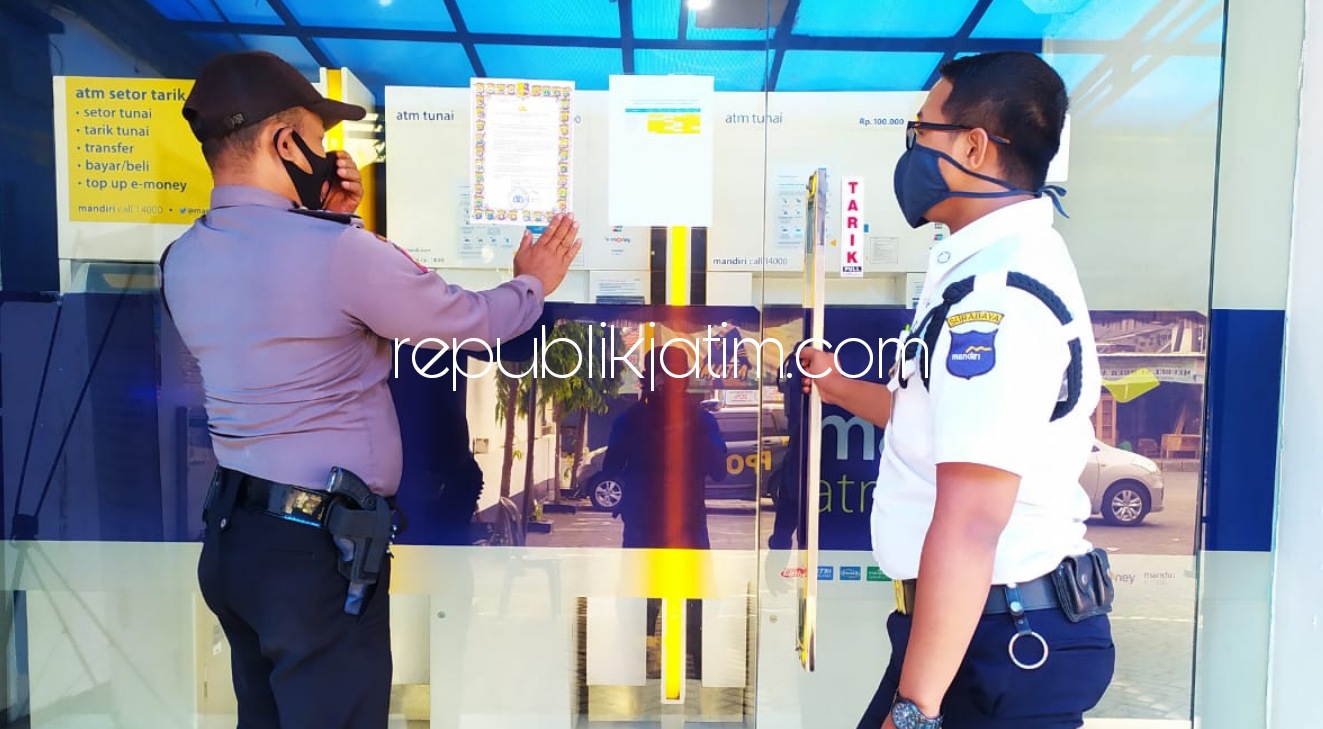 MAKLUMAT - Sejumlah anggota Polsek di wilayah Polresta Sidoarjo sibuk memasang Maklumat Kapolri soal Nataru agar tidak menjadi pemicu penyebaran Covid-19, Minggu (27/12/2020). 