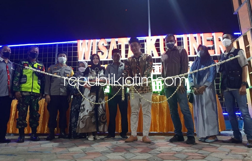 RESMIKAN - Kades Penambangan Helmy Firmansyah didampingi Forkopimka Balongbendo, Ketua BUMDes, Pendamping Desa, lembaga desa dan BPD memotong pita tanda dibukanya Wisata Kuliner BUMDes Karya Abadi di lapangan desa setempat, Sabtu (25/12/2021) malam. 