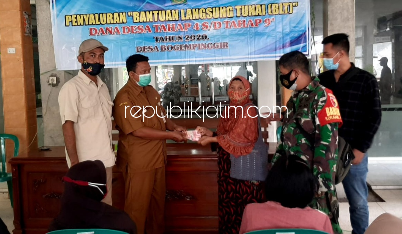 SALURKAN - Salah satu Keluarga Penerima Manfaat (KPM) menerima Bantuan Langsung Tunai Dana Desa (BLT DD) periode 2 Tahun 2020 yang disalurkan Pemdes Bogempinggir, Kecamatan Balongbendo, Sidoarjo, Senin (28/12/2020).