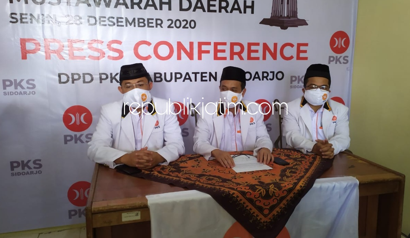 NAHKODAI - Ketua Fraksi PKS DPRD Sidoarjo, Deny Haryanto (tengah) menjadi nahkoda baru DPD PKS Sidoarjo melalaui Musyawarah Daerah (Musda) V Tahun 2020, Senin (28/12/2020).