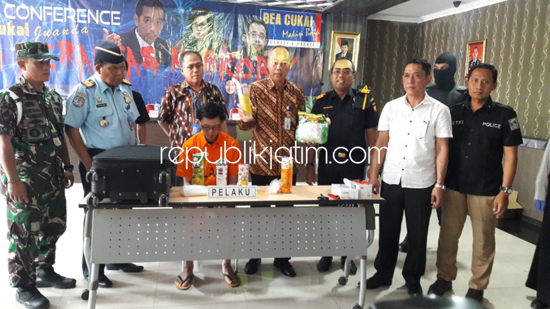 PENGEDAR - Petugas gabungan CNT KPPBC Tipe Madya Pabean Juanda berhasil menggagalkan penyelundupan 2,84 kilogram sabu-sabu yang dibawa tersangka Wong Sing Ping (39) warga Serawak, Malaysia, Jumat (28/12/2018).