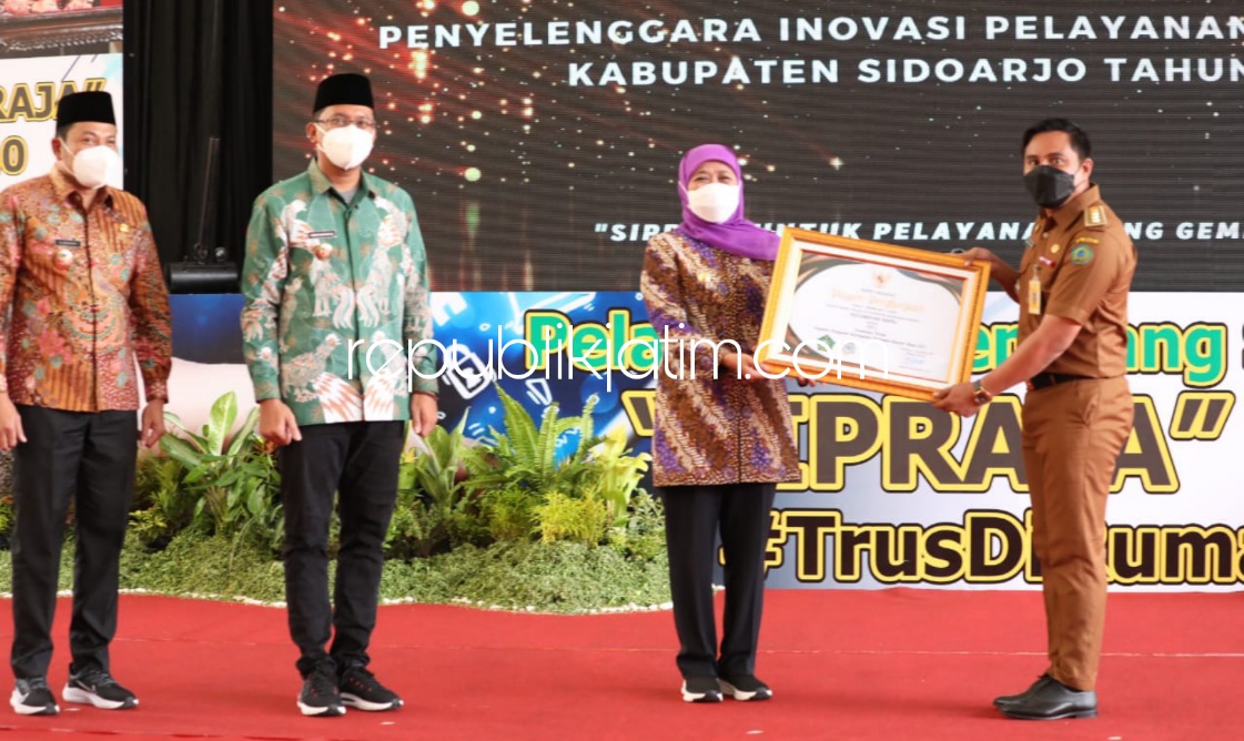 LUNCURKAN - Bupati Sidoarjo, Ahmad Muhdlor Ali (Gus Muhdlor) bersama Gubernur Jatim, Khofifah Indar Parawansa saat peluncuran aplikasi Mal Pelayanan Publik Virtual, Selasa (28/12/2021).