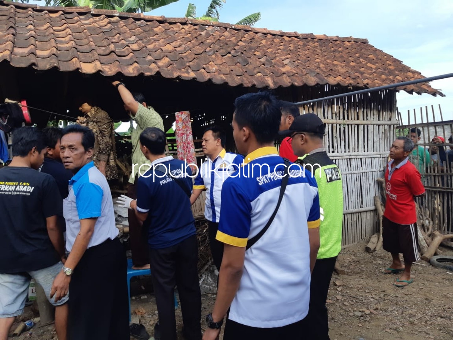 TEWAS - Mukayat (85) warga Dusun Mayi, Desa Bedikulon, Kecamatan Bungkal, Ponorogo tewas gantung diri, Jumat (28/12/2018).