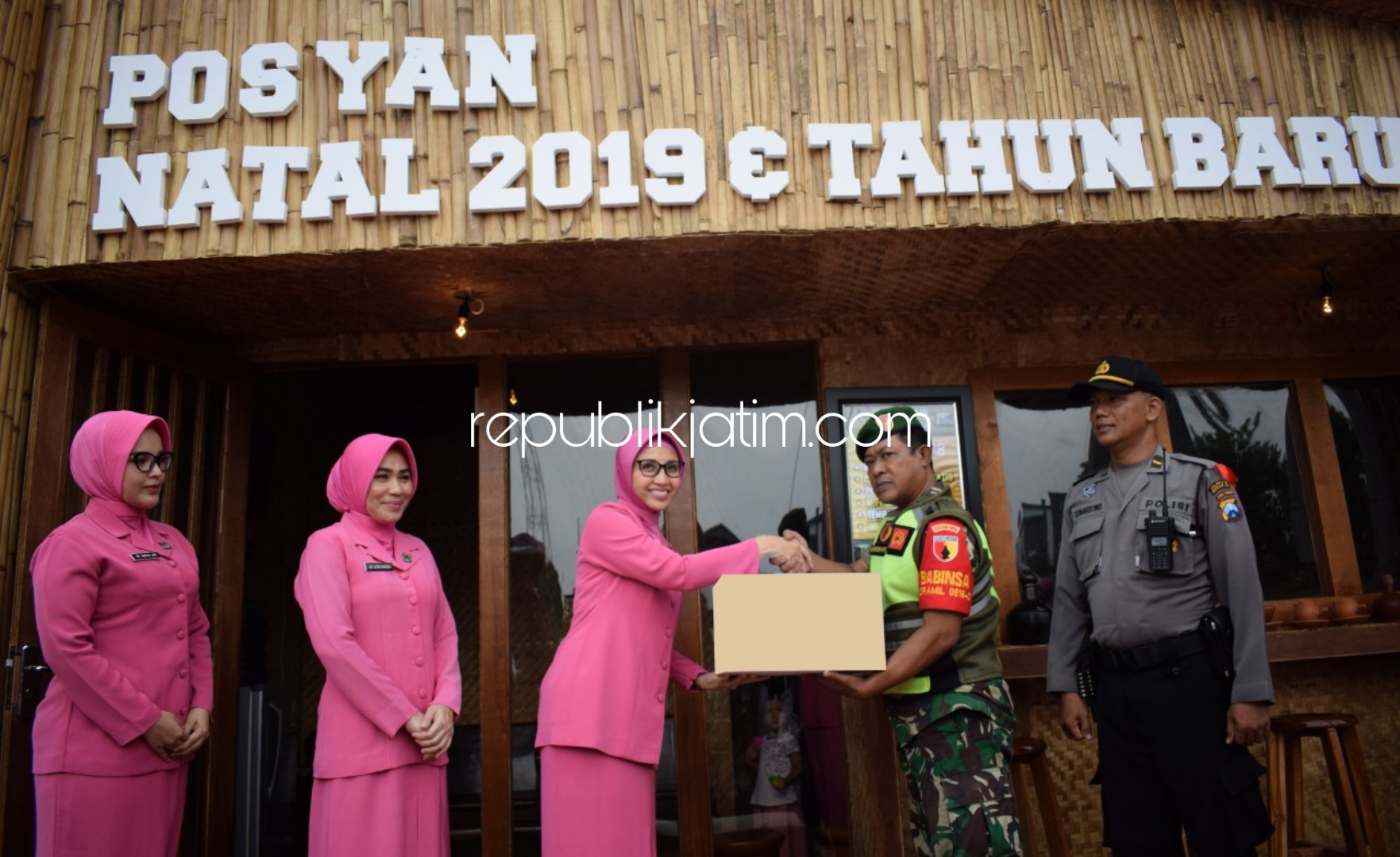 BINGKISAN - Ketua Bhayangkari Cabang Kota Sidoarjo, Ny Wanda Zain Dwi Nugroho beserta pengurus mengunjungi beberapa Pos Pam dan Pos Yan Ops Lilin Semeru 2019 di wilayah Sidoarjo untuk memberikan bingkisan, Jumat (27/12/2019).