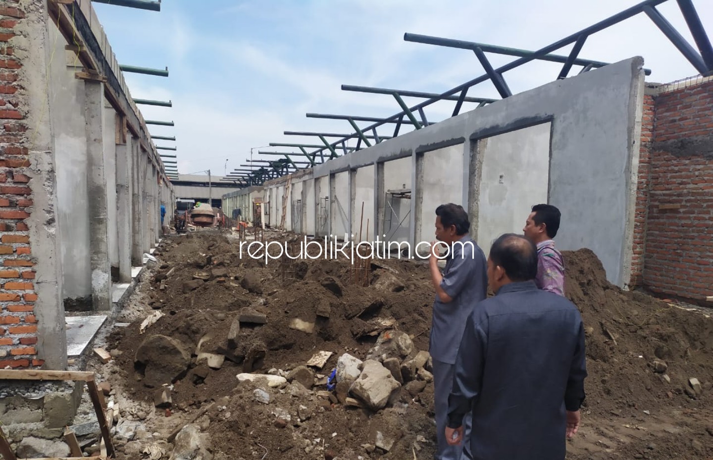 SIDAK - Sejumlah anggota Komisi C DPRD Sidoarjo menggelar sidak ke Proyek Pembangunan Pasar Porong yang menelan anggaran Rp 17,451 miliar lantaran hingga akhir tahun baru terselesaikan 60 persen, Kamis (26/12/2019) kemarin. 