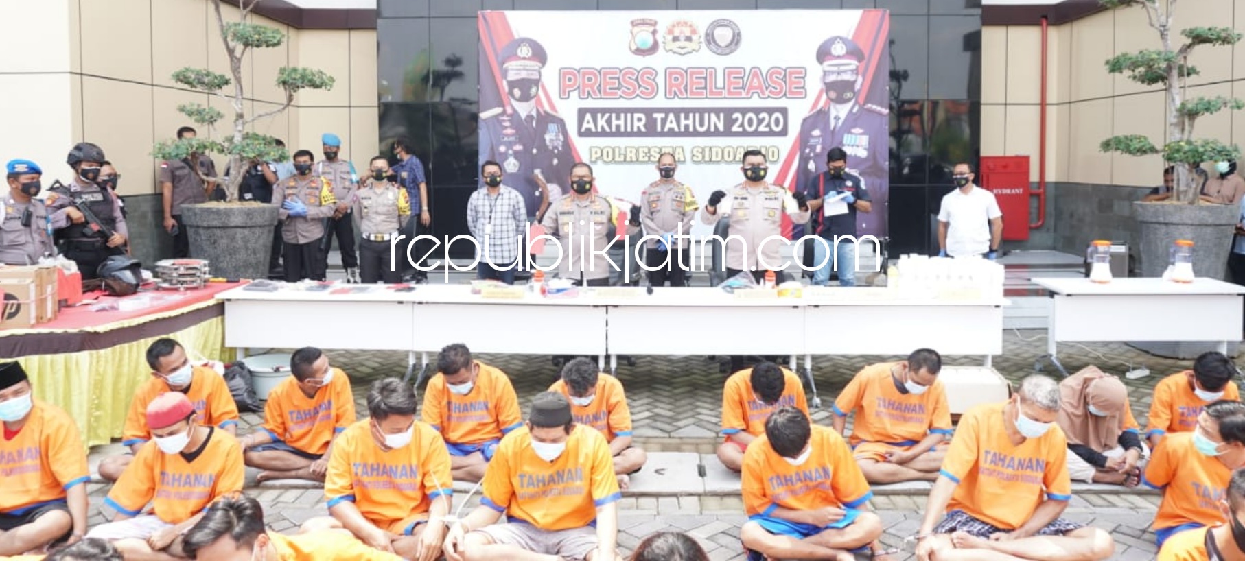 MENURUN - Sejumlah kasus kriminal, narkoba dan lalu lintas di wilayah Sidoarjo dalam kurun waktu setahun di Tahun 2020 mengalami penurunan signifikan, Selasa (29/12/2020). 