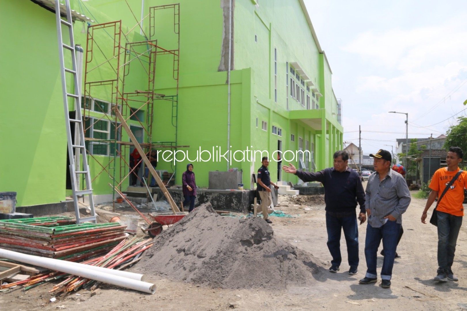SIDAK - Bupati Sidoarjo, Saiful Ilah didampingi sejumlah Kepala Organisasi Perangkat Daerah (OPD) menggelar sidak sejumlah proyek fisik bernilai miliaran rupiah, Minggu (29/12/2019). 