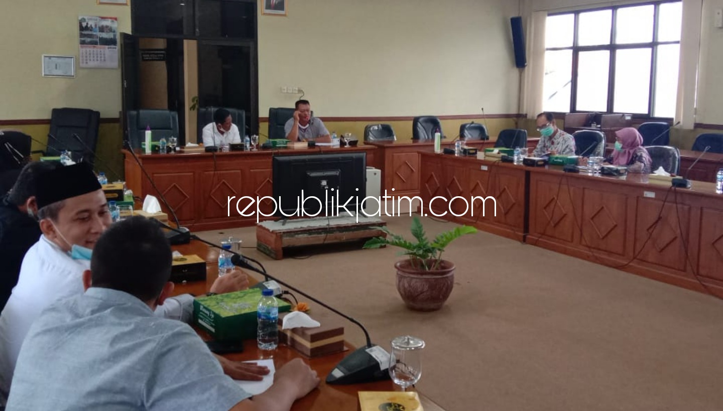 HEARING - Anggota dan pimpinan Komisi C DPRD Sidoarjo menggelar hearing soal jalan rusak dengan Dinas Pekerjaan Umum Bina Marga dan Sumber Daya Air (PU BM dan SDA), Selasa (29/12/2020).