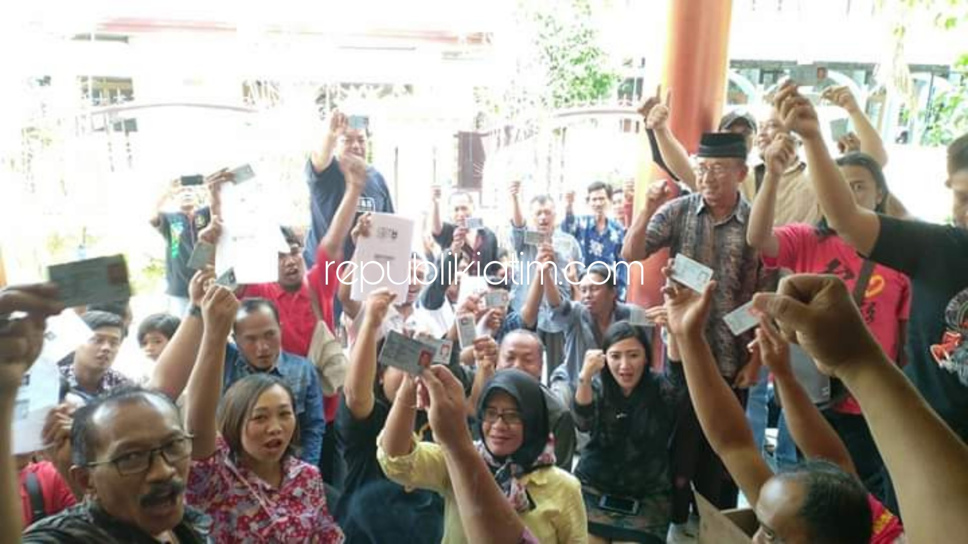 SIAP MAJU - Wabup Ponorogo, Sujarno (berkopiah) di depan ratusan relawan dan pendukungnya menyatakan siap maju sebagai Bakal Calon Bupati dari jalur perseorangan (independen) dalam Pilkada 2020, Minggu (29/12/2019).