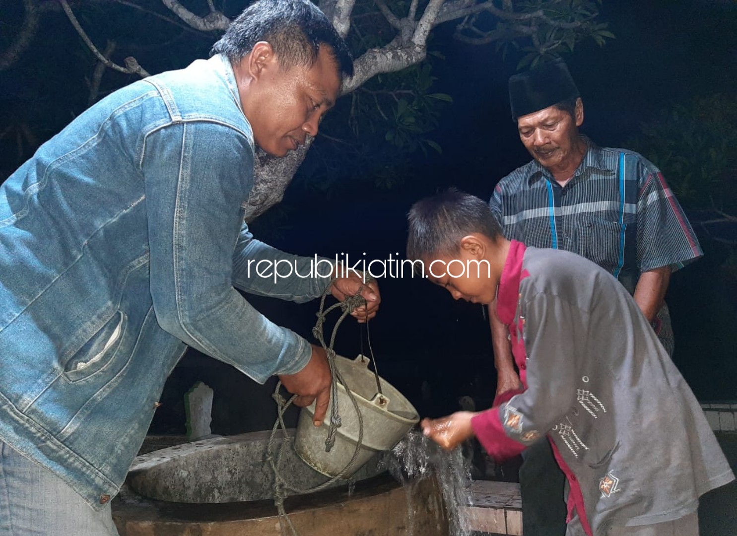KUNJUNGAN - Suasana pengunjung di area Tempat Pemakaman Umum (TPU) Desa Watutulis, Kecamatan Prambon, Sidoarjo, lokasi fenomena sumur mengeluarkan air panas, Minggu (29/12/2019). 