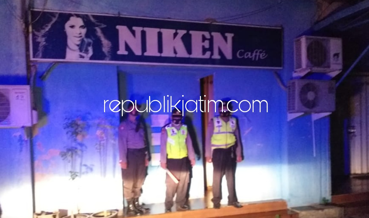 TUTUP - Sejumlah petugas Polsek Krian menutup Tempat Hiburan Malam (THM) yang dinilai tidak mematuhi penerapan protokol keseharan dan melanggar Perbup Sidoarjo No 58 Tahun 2020 tentang Pola Hidup Masyarakat di Masa Transisi, Senin (28/12/2020) malam.