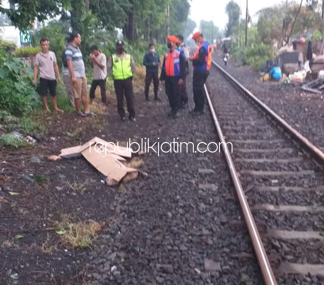 TEWAS - Petugas berusaha mengevakuasi korban Muhammad Ali (45) warga Dusun Gondang, Desa Darungan, Kecamatan Tanggul, Jember yang tewas tertabrak KA Komuter di perlintasan KA Desa Tebel, Kecamatan Gedangan, Sidoarjo, Rabu (29/12/2021).