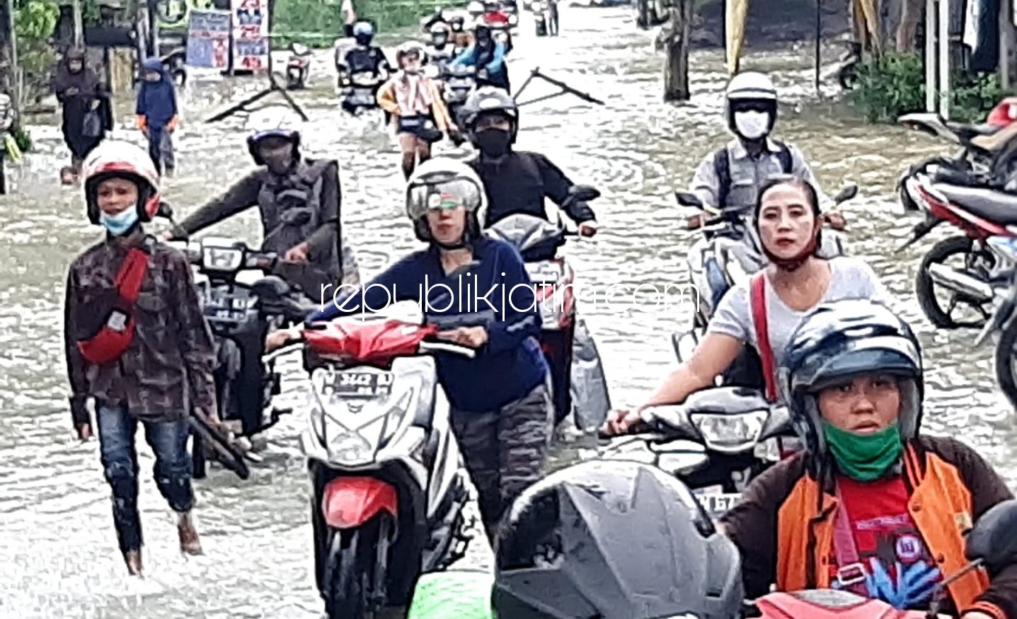 BANJIR - Kondisi JL Raya Pertigaan Desa Boboh, Kecamatan Menganti, Gresik menuju Surabaya diterjang banjir sepajang 800 meter dengan ketinggian 80 sentimeter, Selasa (28/12/2020) sore.