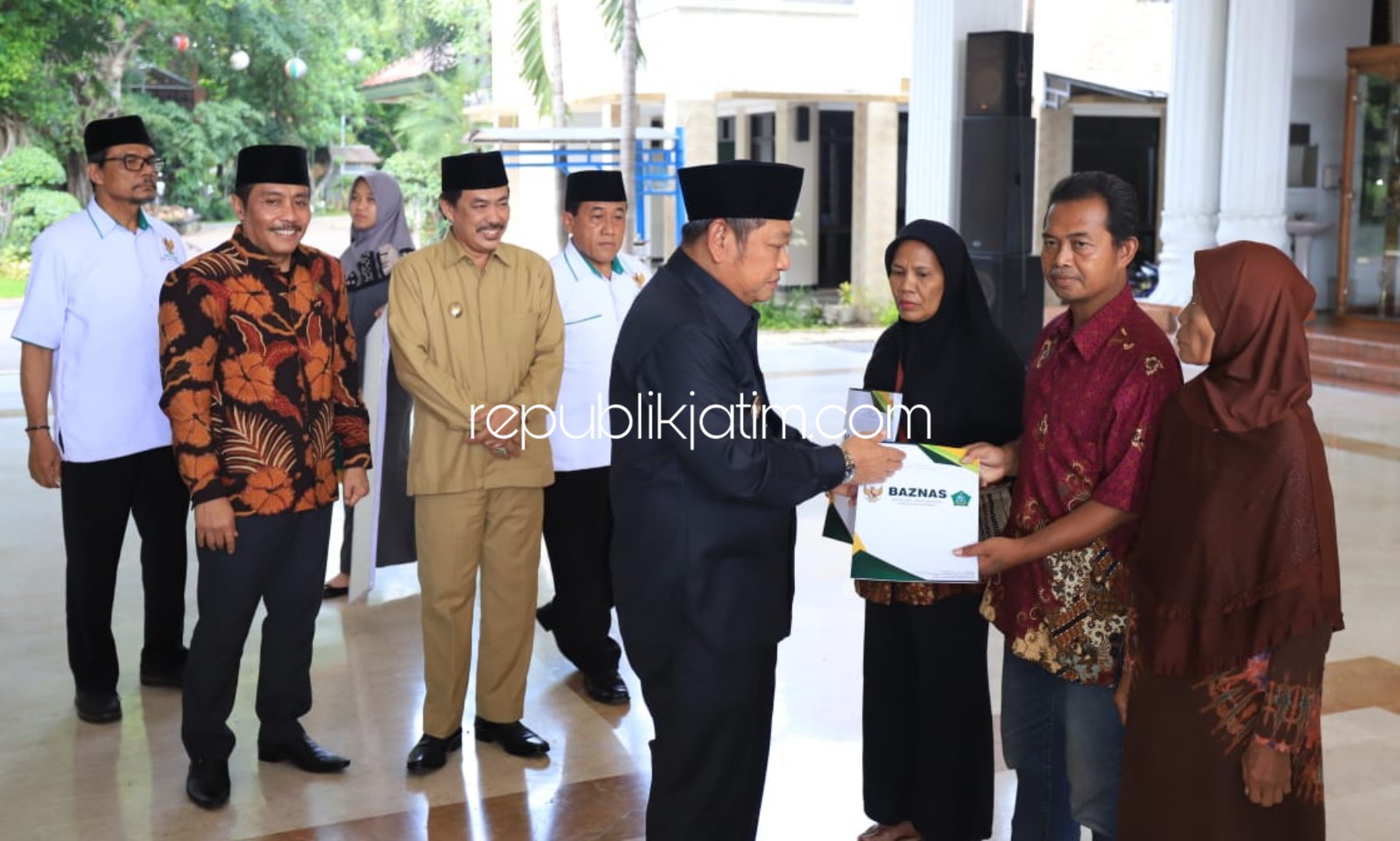 BANTUAN - Bupati Sidoarjo, Saiful Ilah menyerahkan bantuan Rp 130 juta untuk 210 warga kurang mampu di Pendopo Delta Wibawa Sidoarjo, Senin (30/12/2019).