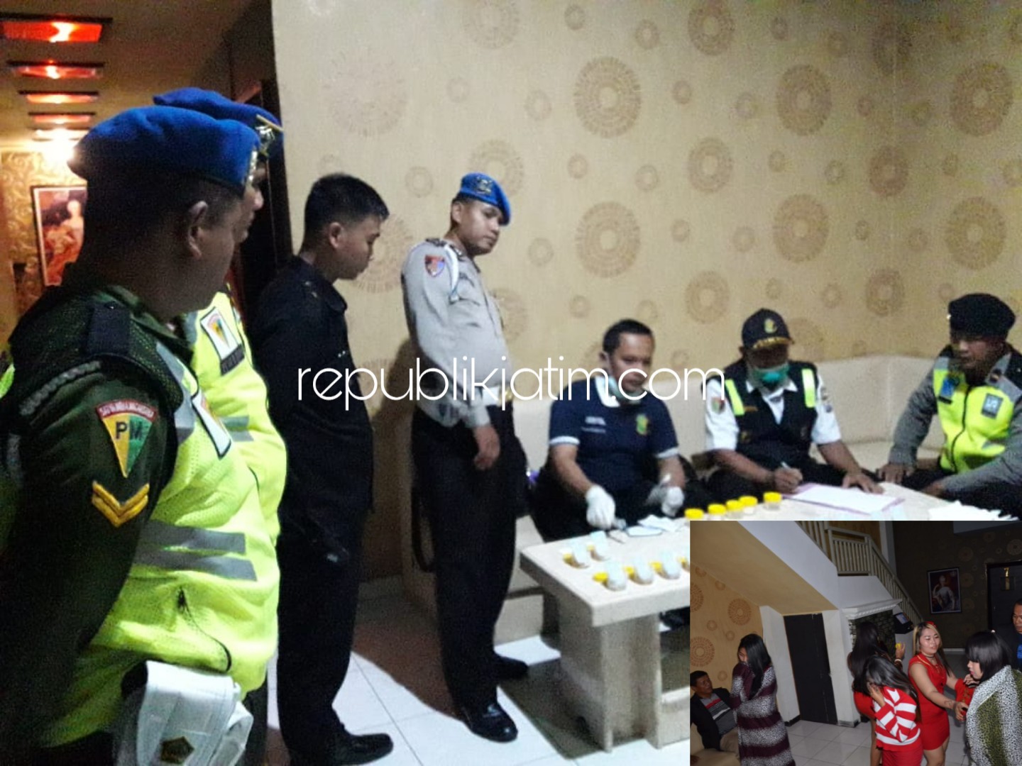 TES URINE - Petugas gabungan yang merazia karaoke mendapatkan 1 pengunjung positif mengkonsumsi sabu-sabu usai tes urine hingga diamankan ke Satuan Reskoba, Polres Ponorogo, Sabtu (29/12/2018) malam.