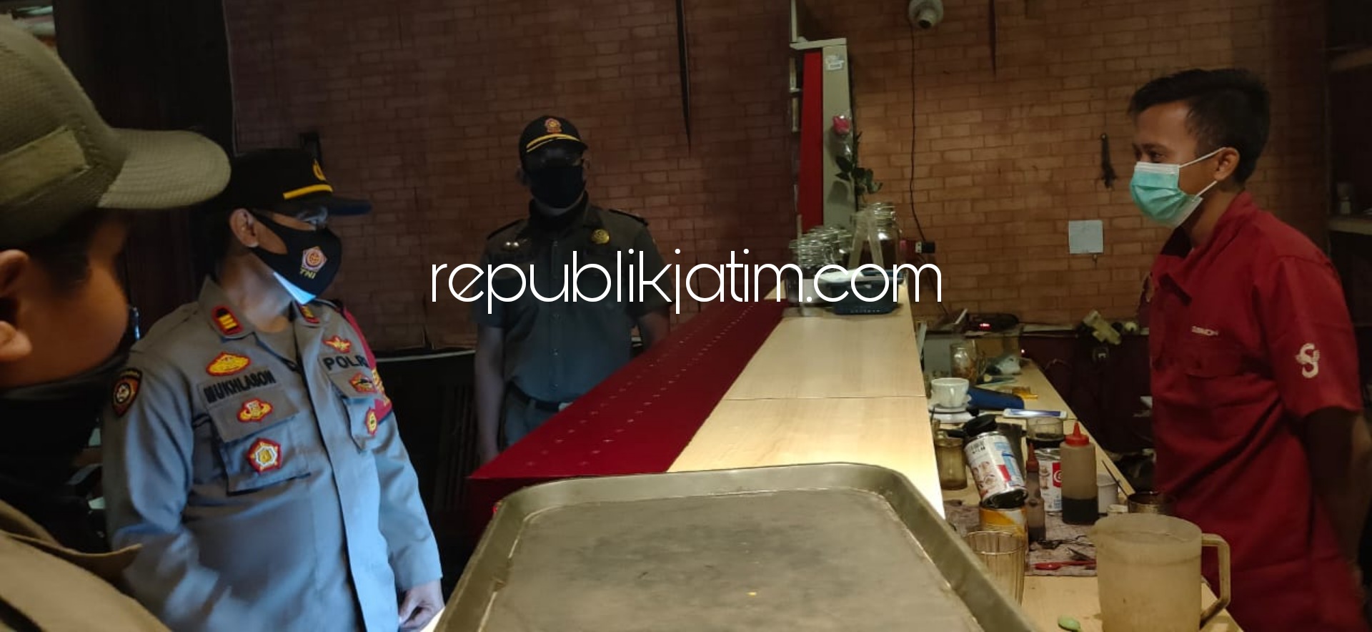 PERINGATKAN - Kapolsek Krian AKP Mukhlason memimpin patroli peringatan ke sejumlah tempat usaha soal pemberlakuan jam malam, Selasa (29/12/2020) malam.