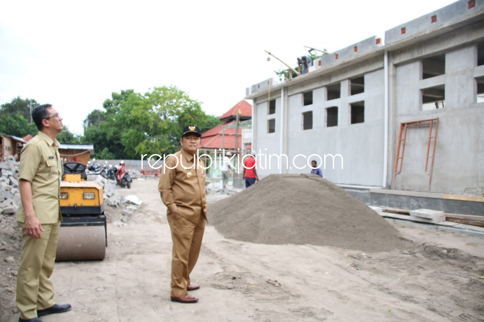 SIDAK - Bupati Sidoarjo, Saiful Ilah sidak ke sejumlah proyek fisik yang belum rampung seperti proyek RPH Krian, Senin (31/12/2018).