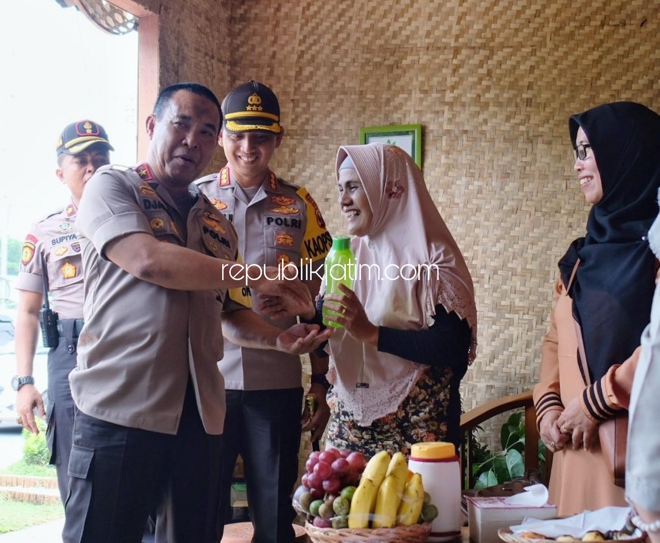 KUNJUNGAN - Wakapolda Jatim, Brigjen Pol Djamaludin mendatangi Pos Pelayanan (Posyan) Ops Lilin Semeru 2019 di Bundaran Taman Pinang Indah (TPI), Sidoarjo, Selasa (31/12/2019).