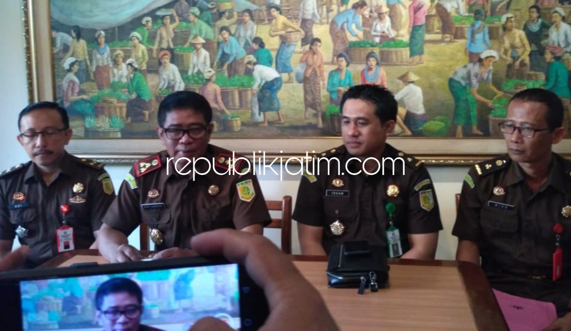 KETERANGAN - Kepala Kejari Sidoarjo, Budi Handaka memberikan keterangan pers soal Vigit Waluyo yang menyerahkan diri dan ditahan di Lapas Kelas II A Sidoarjo mulai pekan kemarin, Senin (31/12/2018).