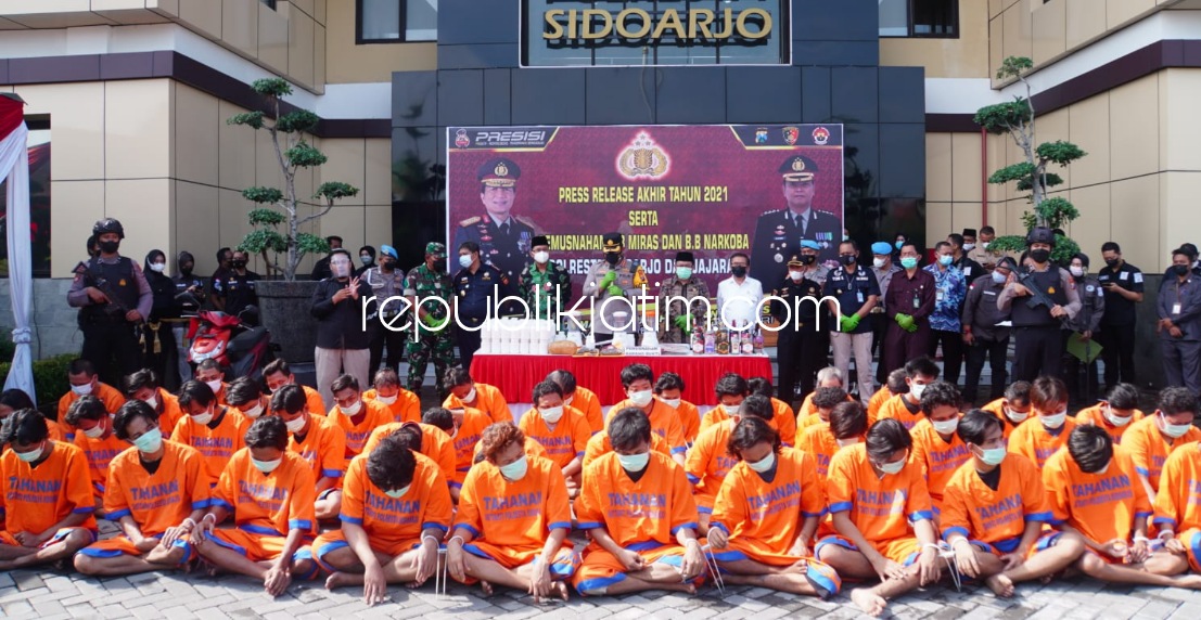 MUSNAHKAN - Kapolresta Sidoarjo, Kombes Pol Kusumo Wahyu Bintoro bersama Bupati Sidoarjo, Ahmad Muhdlor Ali (Gus Muhdlor) memimpin pemusnahan barang bukti kriminal n narkoba selama Tahun 2021 di Polresta Sidoarjo, Rabu (29/12/2021).
