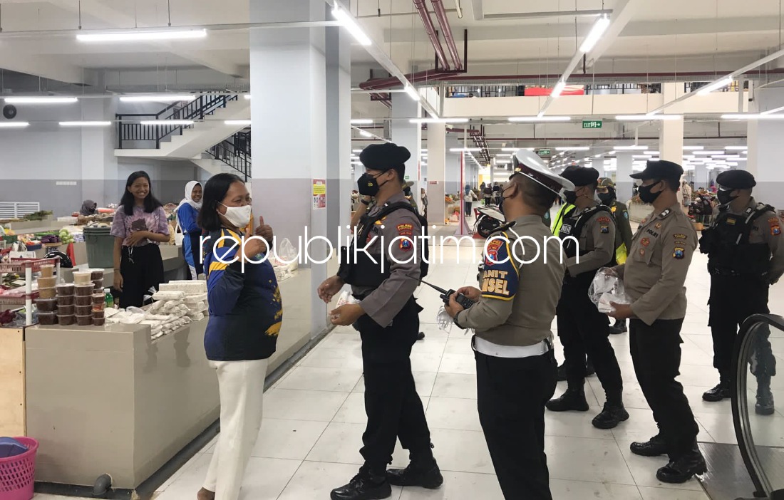 PASAR - Petugas Gabungan dalam Operasi Yustisi membagikan masker kepada pengunjung dan pedagang pasar yang tidak mengenakan masker, Rabu (29/12/2021).