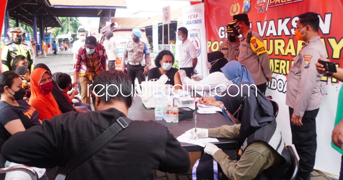 VAKSIN - Kapolresta Sidoarjo Kombes Pol Kusumo Wahyu Bintoro meninjau layanan Gerai Vaksin Pos Yan Terminal Purabaya Ops Lilin Semeru 2021 dan memberi bansos ke masyarakat yang divaksin dan personel yang bertugas, Rabu (29/12/2021) sore.