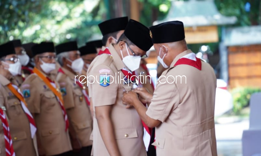 LANTIK - Ketua Mabicab Kwarcab Gerakan Pramuka Sidoarjo Ahmad Muhdlor dilantik dengan Kwarcab dan LPK Gerakan Pramuka Kwarcab Sidoarjo periode 2021-20216 oleh Ketua Kwarda Gerakan Pramuka Jawa Timur Arum Sabil di Pendopo Delta Wibawa, Rabu (29/12/2021).
