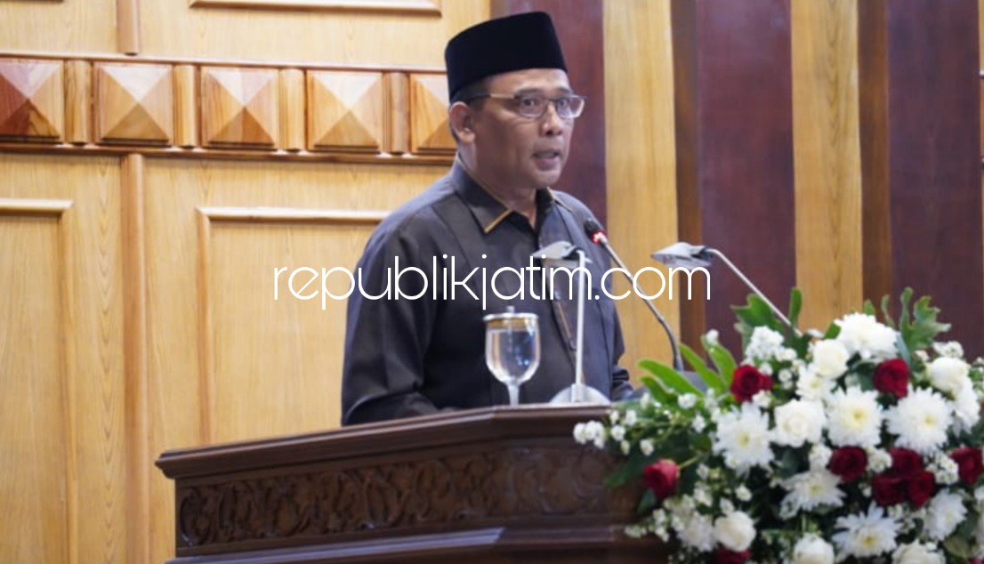 PAPARAN - Wakil Ketua II DPRD Sidoarjo, Kayan membacakan dan memaparkan laporan kinerja pimpinan dalam rapat paripurna yang digelar, Rabu (29/12/2021) sore.