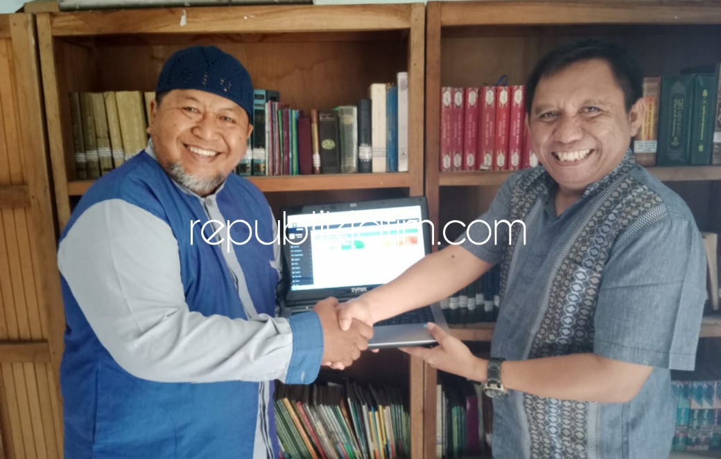 SERAHKAN - Ketua Pelaksana Kegiatan Abdimas Universitas Muhammadiyah Sidoarjo (Umsida), Ribangun Bamban Jakaria menyerahkan Mini Library untuk Program Riset Muhammadiyah ke PRM Suko, Kecamatan Sidoarjo, Rabu (29/12/2021).