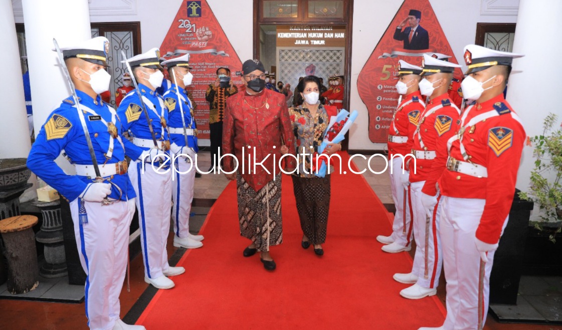 PURNA TUGAS - Kepala Kanwil Kemenkumham Jatim, Krismono memasuki masa purna bakti dan menyerahkan tongkat estafet kepemimpinannya kepada Plt Wisnu Nugroho Dewanto, Kamis (30/12/2021).
