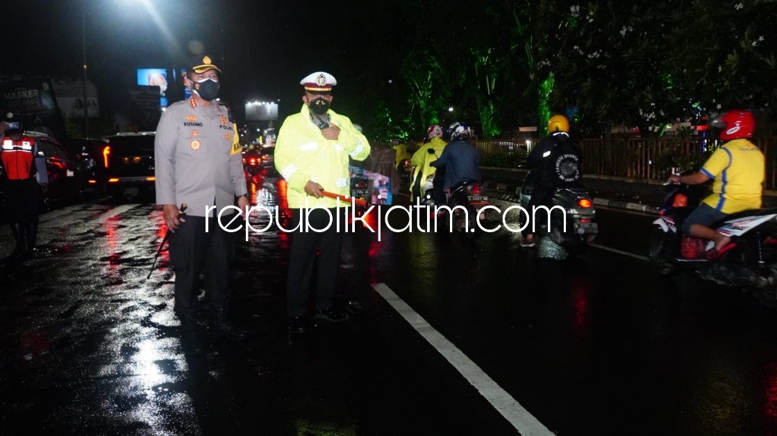 RAZIA - Kapolresta Sidoarjo Kombes Pol Kusumo Wahyu Bintoro turut razia vaksinasi Covid-19 dan penggunaan masker di perbatasan Sidoarjo - Surabaya tepatnya di Pos 1 Waru, Sidoarjo, Kamis (30/12/2021) malam.