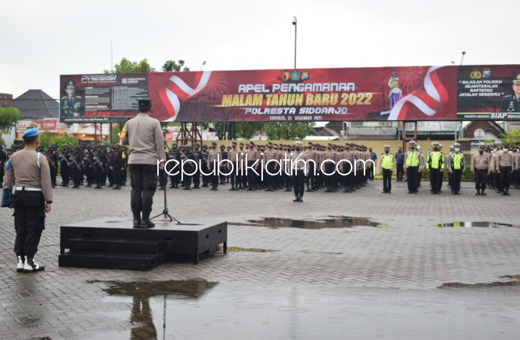 APEL - Kapolresta Sidoarjo Kombes Pol Kusumo Wahyu Bintoro memimpin Apel Pengamanan Malam Tahun Baru 2022 melibatkan 850 personil di Polresta Sidoarjo, Jumat (31/12/2021) sore.