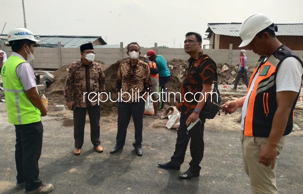 SIDAK - Empat pimpinan DPRD Sidoarjo mengejar sidak proyek pembangunan RSUD Krian yang kemudian juga disusul sidak yang dilaksanakan anggota dan pimpinan Komisi C DPRD Sidoarjo karena pekerjaan belum selesai alias molor, Jumat (31/12/2021).