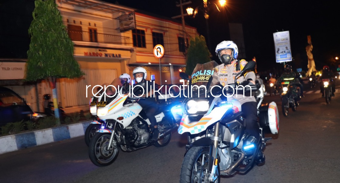 MOGE - Tiga Forkopimda Ponorogo keliling membawa 500 pasukan dengan menggunakan moge polisi jenis BMW GS 1200 CC pada malam pergantian tahun baru, Jumat (31/12/2021) malam.