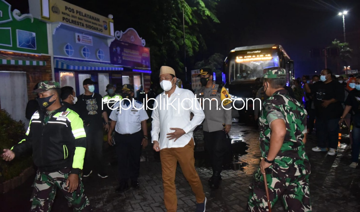 PANTAU - Wabup Sidoarjo Subandi, Kapolresta Kombes Pol Kusumo Wahyu Bintoro, Dandim 0816 Sidoarjo Letkol Inf Masarum Djatilaksono, Wakil Ketua DPRD Sidoarjo Emir Firdaus dan Sekda Ahmad Zaini memantau pos pengamanan tahun baru, Jumat (31/01/2021) malam.